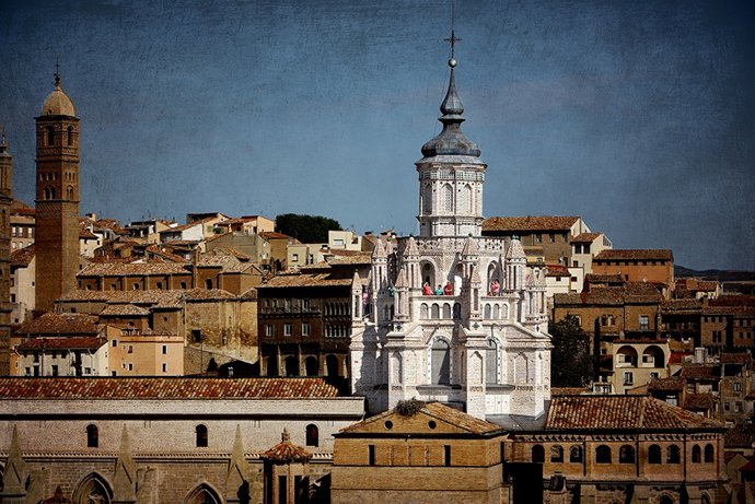 Archivo - Visitantes en el cimborrio de la Catedral de Tarazona.