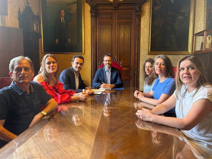 Firma del acuerdo de cesión de la carretera Ma-15D entre el Consell de Mallorca y el Ayuntamiento de Palma.