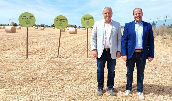 El candidato de MÉS per Mallorca a la presidencia del Consell, Jaume Alzamora, y el conseller de Medio Ambiente y Territorio, Miquel Mir.