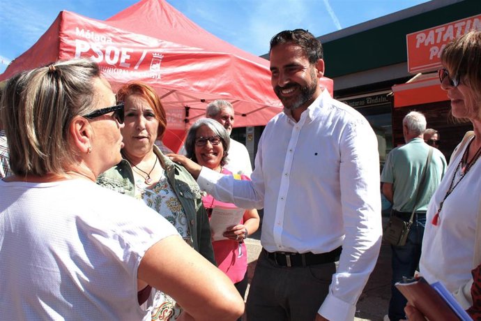 El candidato socialista a la Alcaldía de Málaga, Daniel Pérez, junto a vecinos de Puerto de la Torre