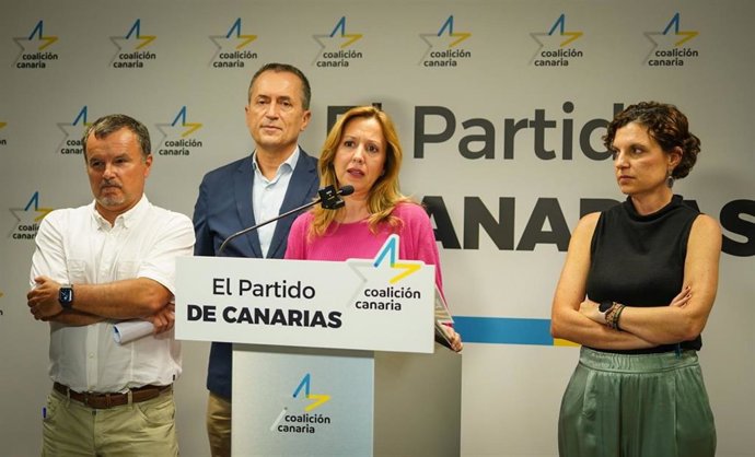 La candidata de CC a la Presidencia del Cabildo de Tenerife, Rosa Dávila, junto a Pedro Millán, José Miguel Ruano e Isabel de Esteban, miembros de su candidatura, en la presentación de medidas para aliviar las colas en la isla