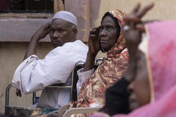 Imagen de recurso de refugiados de Sudán a la espera de ser atendidos por médicos de diversas ONG internacionales en Egipto.