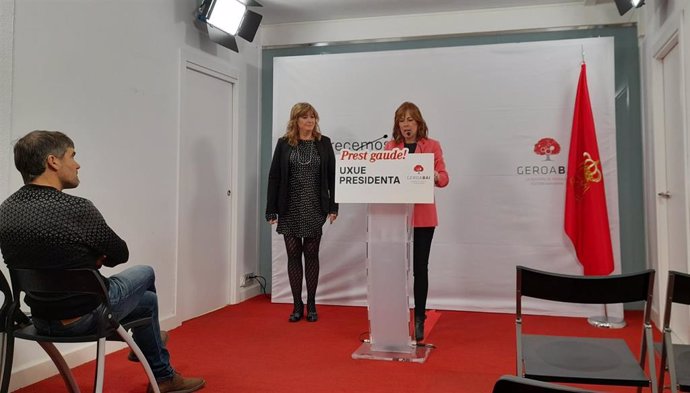 La candidata de Geroa Bai a la Presidencia del Gobierno de Navarra, Uxue Barkos, junto a Ana Ollo en la rueda de prensa