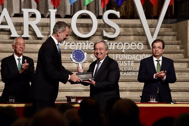 El Rey de España Felipe VI saluda a niños a su llegada a la entrega de la XVI edición del ‘Premio Europeo Carlos V’, en el Monasterio de San Jerónimo de Yuste