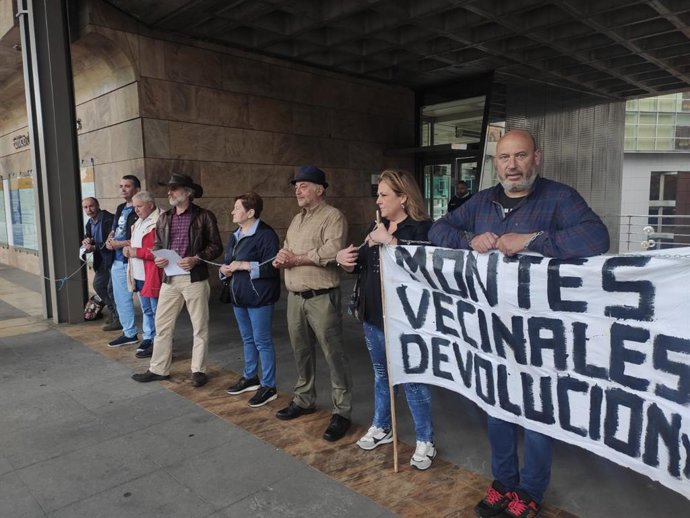 Encadenamiento simbólico de algunos comuneros frente a la Consejería de Medio Rural respaldada por Asturias Ganadera