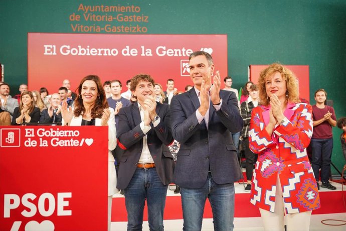Archivo - (I-D) La candidata a alcaldesa de Vitoria-Gasteiz, Maider Etxebarria; el portavoz del Grupo Parlamentario Socialista del Parlamento Vasco, Eneko Andueza; el secretario general del PSOE y presidente del Gobierno, Pedro Sánchez, y la candidata c