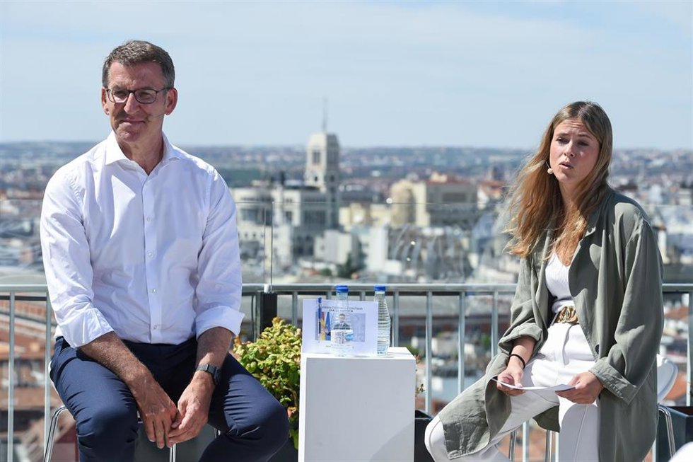 El presidente del Partido Popular, Alberto Núñez Feijóo, y la presidenta de Nuevas Generaciones del PP y diputada vasca, Beatriz Fanjul, durante la clausura del acto organizado por el PP con motivo del Día de Europa, en el Club Financiero Génova, a 9 de