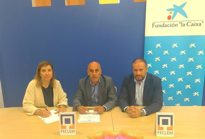 Representantes de Feclem y de la Fundación LaCaixa, durante la firma del convenio para el desarrollo del proyecto 'Feclem Digital'.
