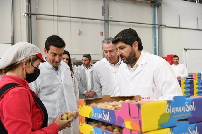 Visita de López Miras a agricultores de Blanca con motivo del Día de Europa