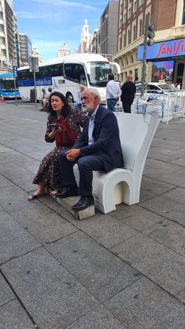 Luis Cueto en un banco de la Plaza de Callao