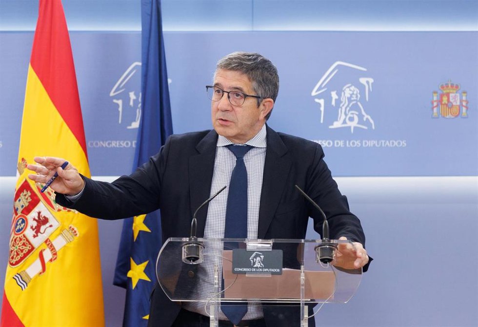 El portavoz del PSOE en el Congreso, Patxi López, interviene durante una rueda de prensa posterior a la reunión de la Junta de Portavoces, en el Congreso de los Diputados.