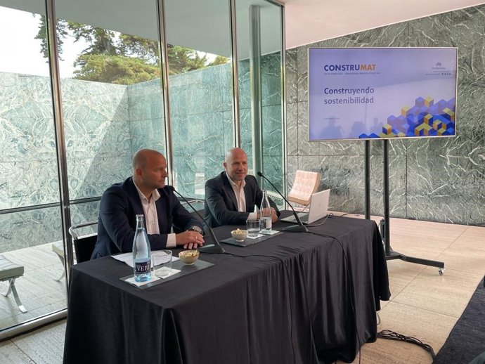 El presidente del comité organizador de Construmat, Xavier Vilajoana, y su director, Roger Bou, en rueda de prensa este martes para presentar el salón.