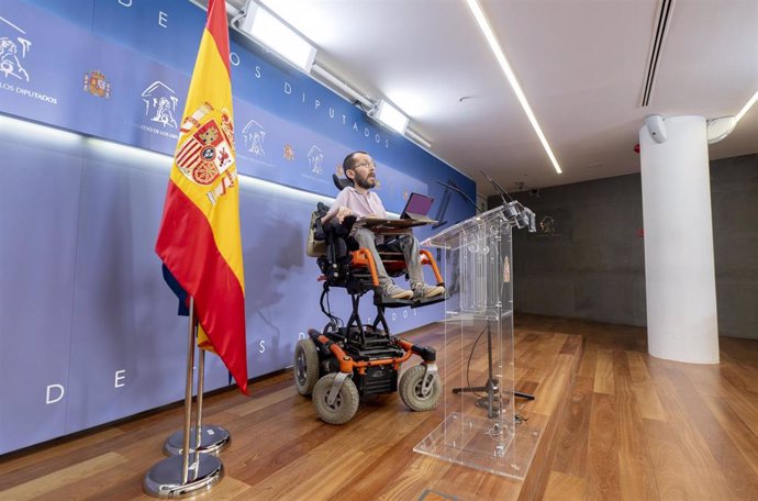 El portavoz de Unidas Podemos en el Congreso, Pablo Echenque, durante una rueda de prensa anterior a la Junta de Portavoces, a 9 de mayo de 2023, en Madrid (España).