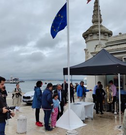 Revilla iza la bandera frente al Palacete del Embarcadero en la celebración del Día de Europa.