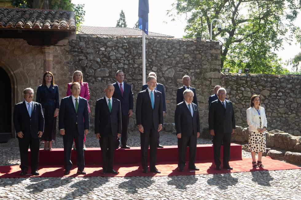 El Rey de España Felipe VI (c), Antonio Guterres (3d), Marcelo Rebelo de Sousa (3i) Guillermo Fernández Vara (2i), a la entrada de la entrega de la XVI edición del Premio Europeo Carlos V.