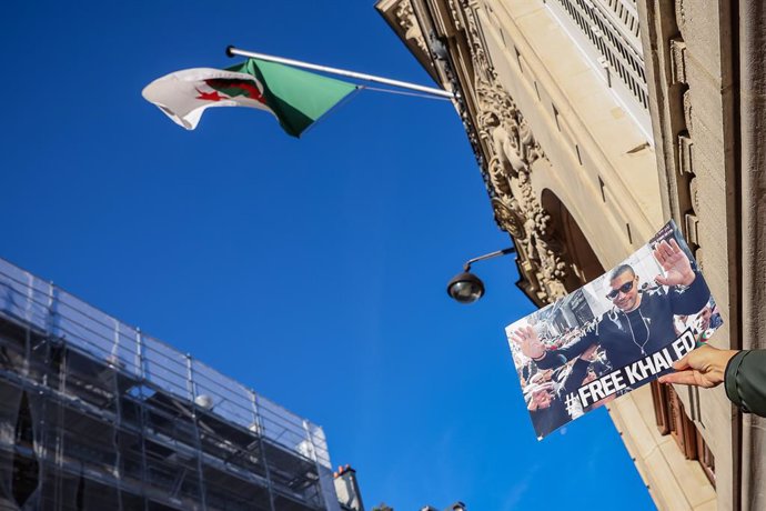 Archivo - Protesta en 2020 frente a la Embajada de Argelia en Francia para reclamar la liberación del periodista Jaled Drareni, director del portal de noticias Casbah Tribune y corresponsal de TV5 Monde
