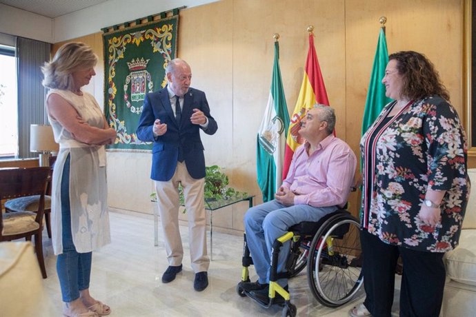 Encuentro mantenido entre el presidente de la Diputación y su homólogo de Cocemfe Sevilla en la sede de la institución provincial.