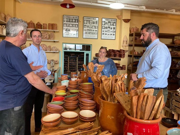 El candidato del PP al Consell de Mallorca, Lloren Galmés, se reune con artesanos de Prtol.