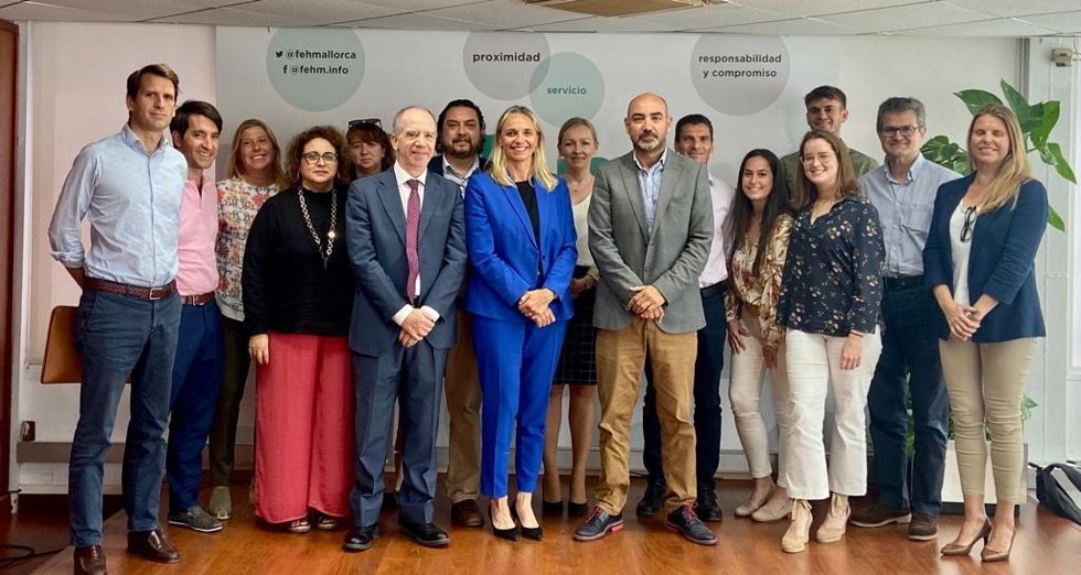 La presidenta de la FEHM, María Frontera (c), junto a los participantes y asistentes del primer encuentro jurídico de la Federación.