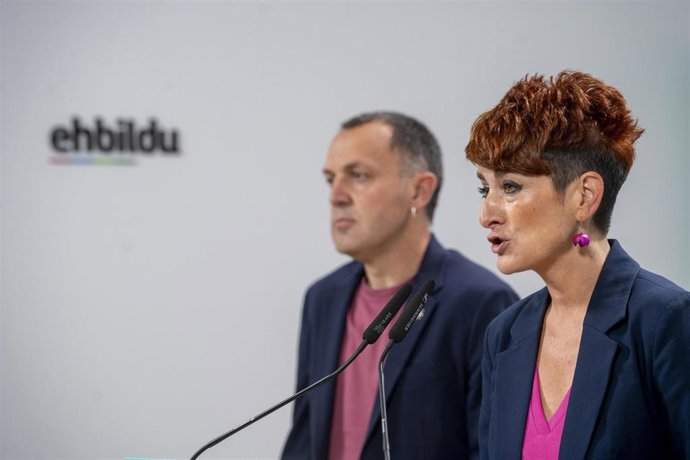Los portavoces de la Mesa Política de EH Bildu Bakartxo Ruiz y Unai Urruzuno