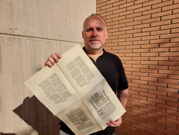 El catedrático de la Universidad de Alicante (UA) Josep Lluís Martos que ha datado Salva Regina y la ha convertido en la primera obra poética en catalán de la imprenta valenciana.