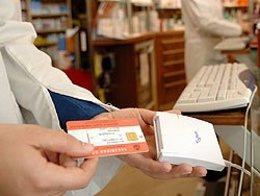 Archivo - Los andaluces podrán retirar medicación prescrita por el SAS en las farmacias europeas