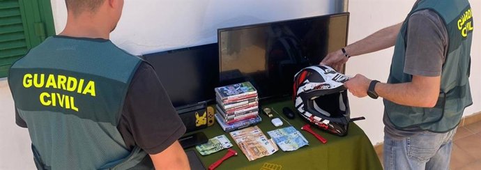 Algunos de los efectos robados intervenidos por los agentes.