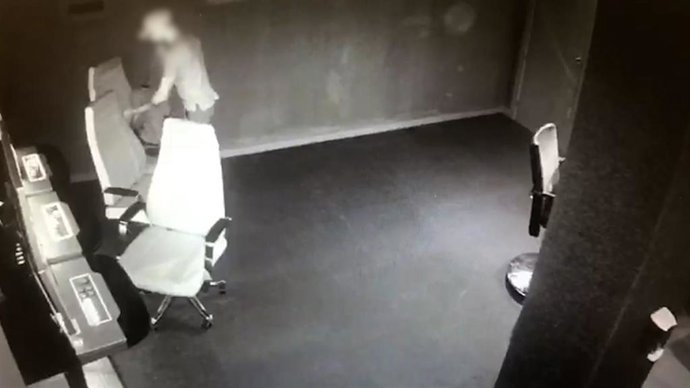 Imagen de una cámara de seguridad, durante uno de los presuntos delitos