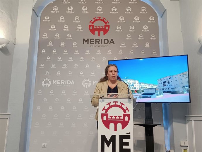 La delegada de Urbanismo, Carmen Yáñez, presenta la mejora y rehabilitación de las plazas Gabriel y Galán y Santo Ángel este martes en el Ayuntamiento de Mérida