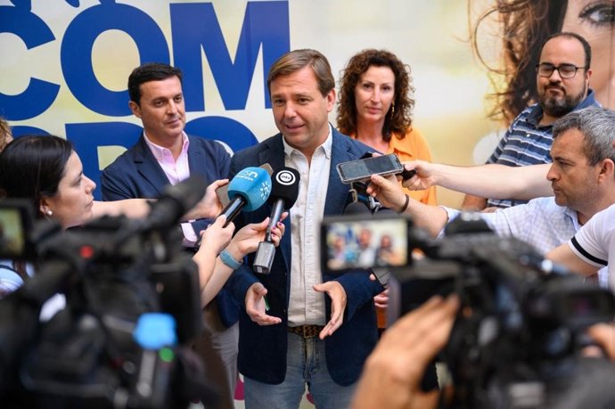 El secretario general del PP-A, Antonio Repullo, atiende a los medio. Archivo.