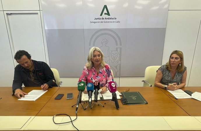 Firma de la cesión de la Junta al Ayunamiento de un inmueble deportivo.