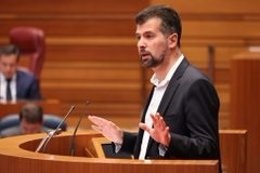Luis Tudanca en un momento de su intervención en el pleno de las Cortes