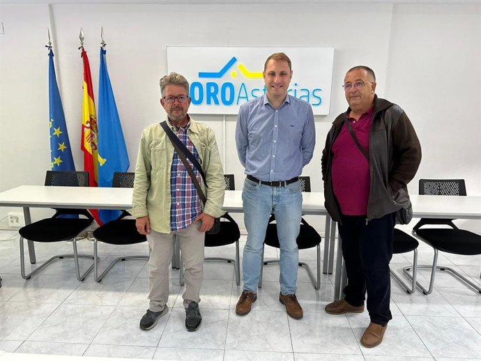 Reunión del candidato de Foro a la Presidencia del Principado, Adrián Pumares, con el presidente de AFESA, Daniel Pedro Rodríguez, y el representante del comité de Usuarios, Rubén Herrero