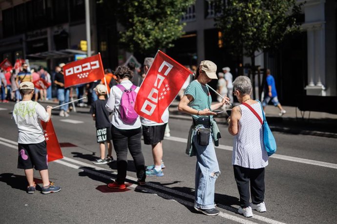 Decenas de manifestantes antes de que comience la marcha por el Día Internacional de los Trabajadores en el Círculo de Bellas Artes, a 1 de mayo de 2023, en Madrid (España).