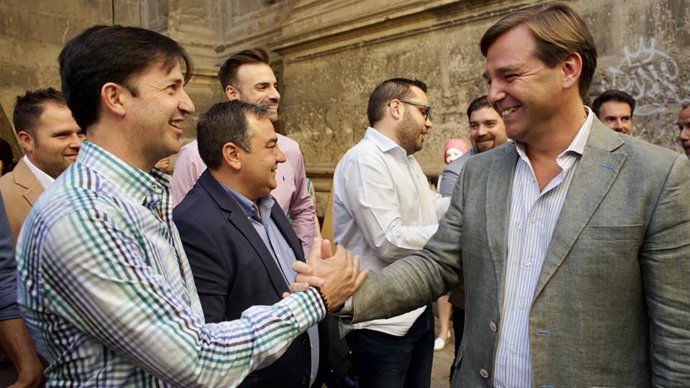 El secretario general del PP-A, Antonio Repullo, en primer plano a la derecha en la imagen