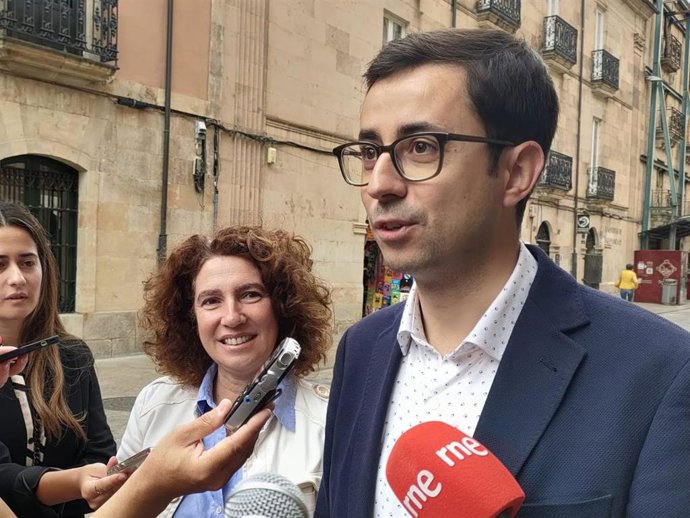 El candidato socialista a la Alcaldía de Salamanca, José Luis Mateos, acompañado por la número seis en la lista del PSOE, Elvira Sánchez