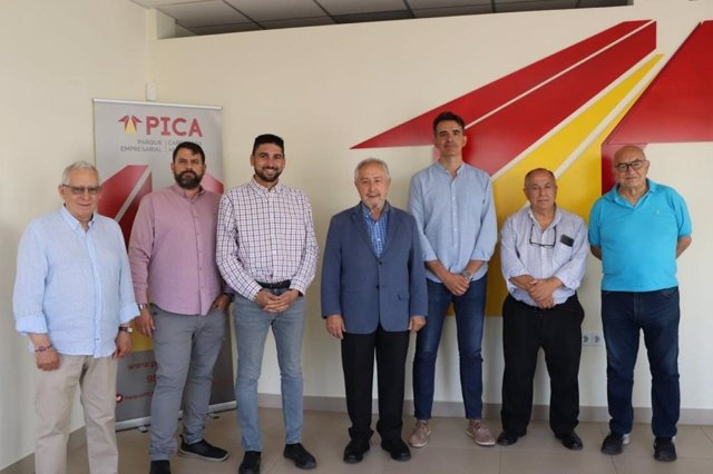 Encuentro de Podemos-IU con representantes de la Asociación de Parques Empresariales de Sevilla en el Parque Empresarial Carretera Amarilla (PICA).