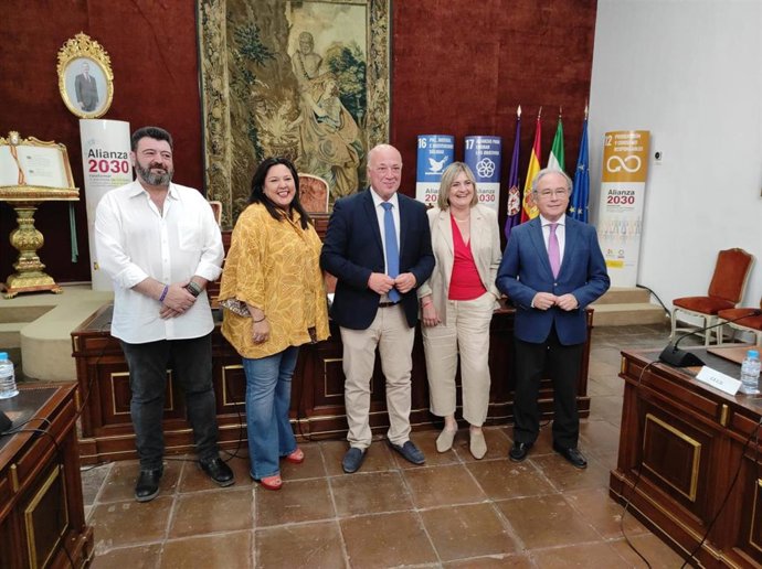 El presidente de la Diputación, Antonio Ruiz (centro), junto a los responsables de Iprodeco, CCOO, UGT y CECO.