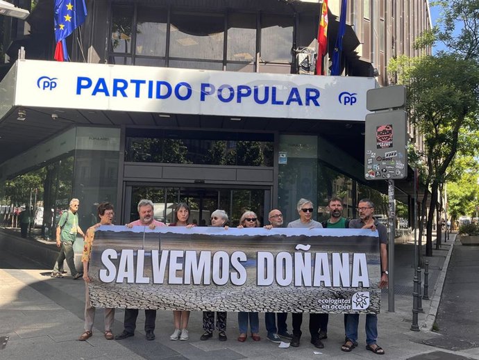 Miembros de Ecologistas en Acción durante la manifestación espontánea en la sede del Partido Popular en Madrid.