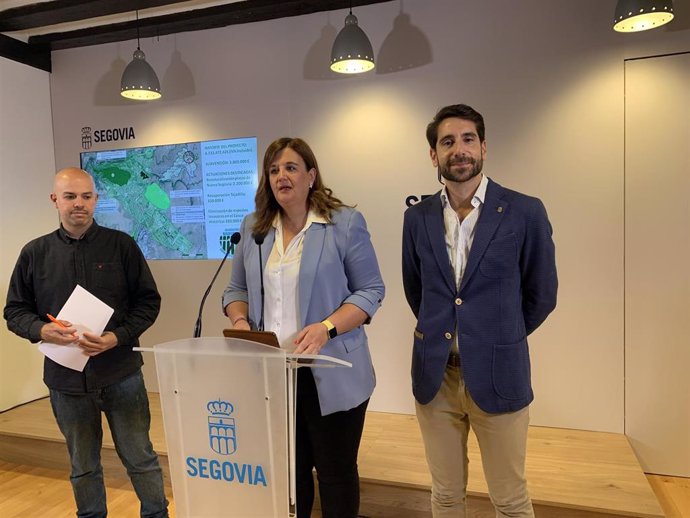 La alcaldesa Clara Martín, con el concejal de Medio Ambiente, Ángel Galindo (izda) y el de Obras Públicas, Miguel Merino, anuncian la Concesión de la subvención