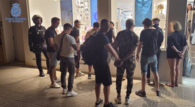 Agentes de la Policía Nacional detienen a los integrantes de la banda criminal.