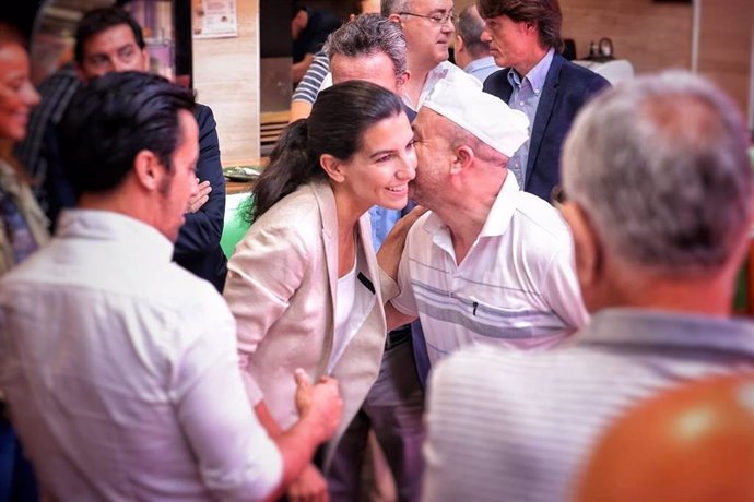 La presidenta de Vox Madrid y candidata a la Presidencia de la Comunidad, Rocío Monasterio, visita el Mercado de Maravillas en Tetuán.