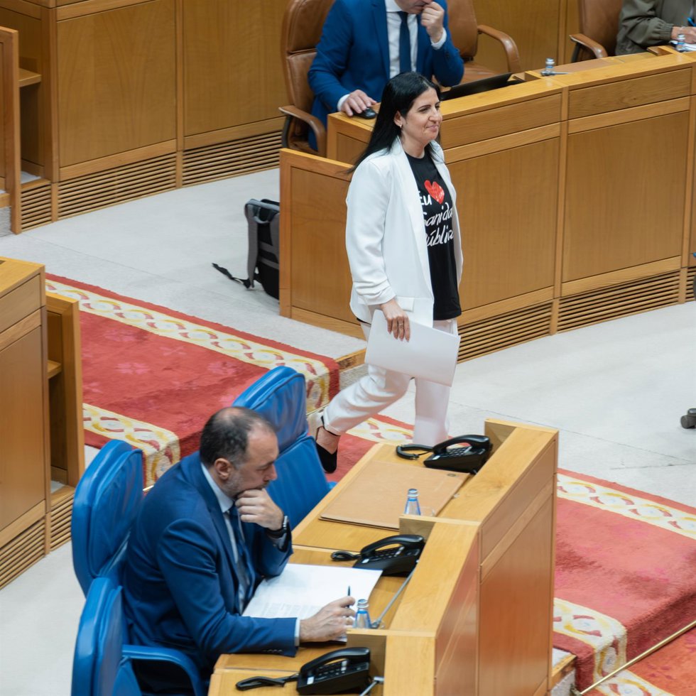 La médica de Pediatras e Matronas Xa Vanessa Viquendi y el conselleiro de Sanidade, Julio García Comesaña, en el debate de la ILP sobre Atención Primaria en el Parlamento gallego