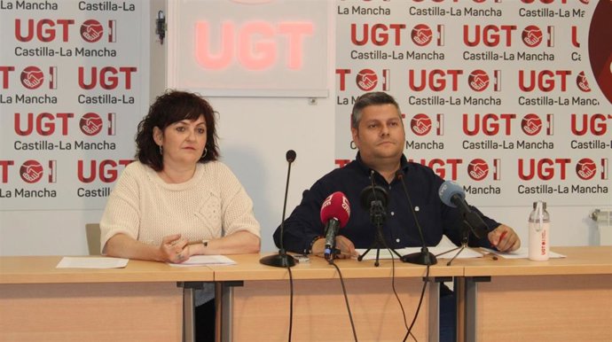 La secretaria de Empleo y Políticas Sindicales, Isabel Carrascosa, y el secretario general de UGT CLM, Luis Manuel Monforte.