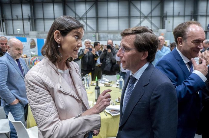 Archivo - La candidata del PSOE a la Alcaldía de Madrid, Reyes Maroto, y el alcalde de Madrid, José Luis Martínez-Almeida.