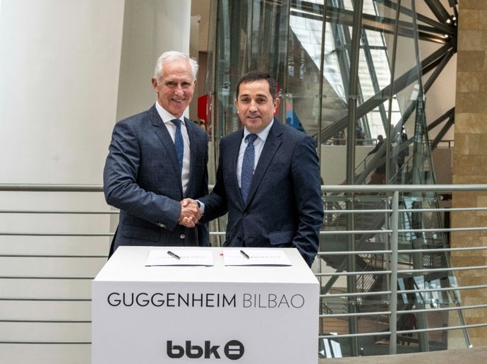 El presidente de BBK, Xabier Sagredo, y el director general del Museo Guggenheim Bilbao, Juan Ignacio Vidarte, firman la renovación del convenio de colaboración.