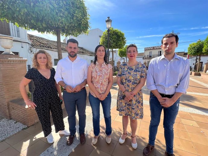 El secretario general del Partido Popular de Sevilla, José Ricardo García, con la candidata del PP a la Alcaldía de Olivares, Isabel Díaz