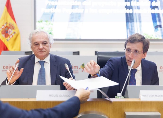 El alcalde de Madrid y candidato a la reelección el próximo 28M, José Luis Martínez-Almeida (d) y el presidente de CEIM, Miguel Garrido (i).