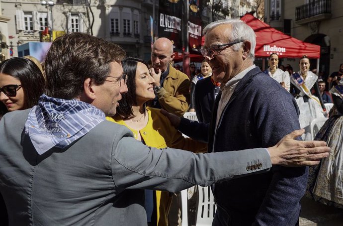 Archivo - El alcalde de Madrid, José Luis Martínez-Almeida (i), saluda al alcalde de Valencia, Joan Ribó (d), en una imagen de archivo en las Fallas 2023