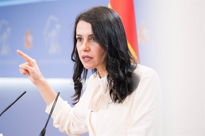 La portavoz de Ciudadanos en el Congreso, Inés Arrimadas, ofrece una rueda de prensa en el Congreso de los Diputados.